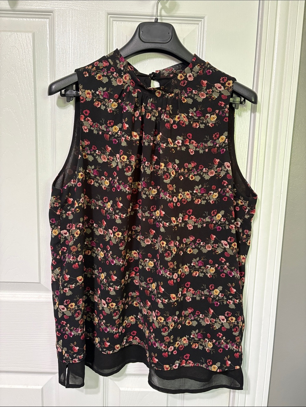 Suzy Sheir Black Floral Tie-Neck Sleeveless Blouse lined